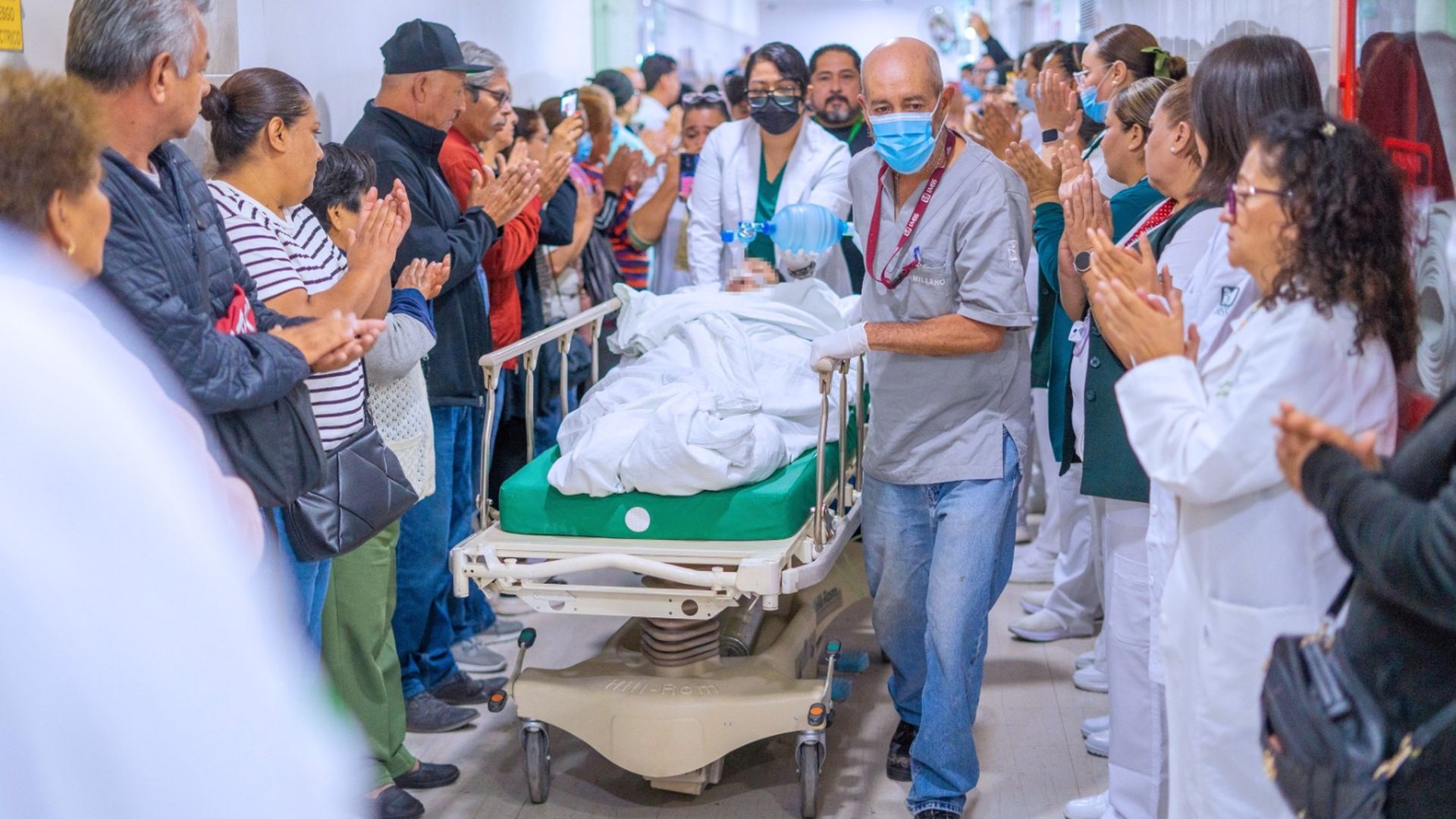 Autoridades hospitalarias y familiares realizaron una valla de honor a Mariana.